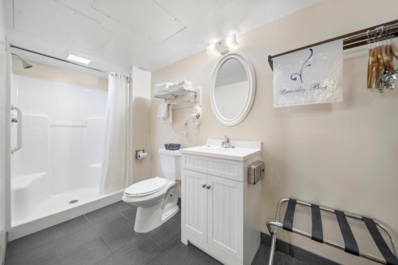 Queen Room with Two Queen Beds - Disability Access image 3