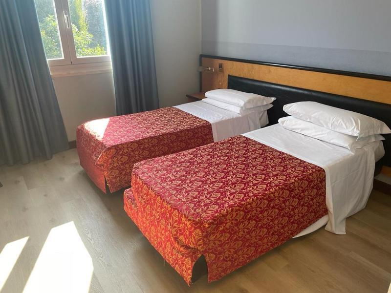 Twin Room image 1