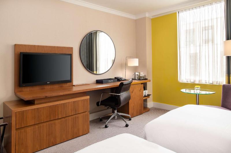 Executive Twin Room image 3