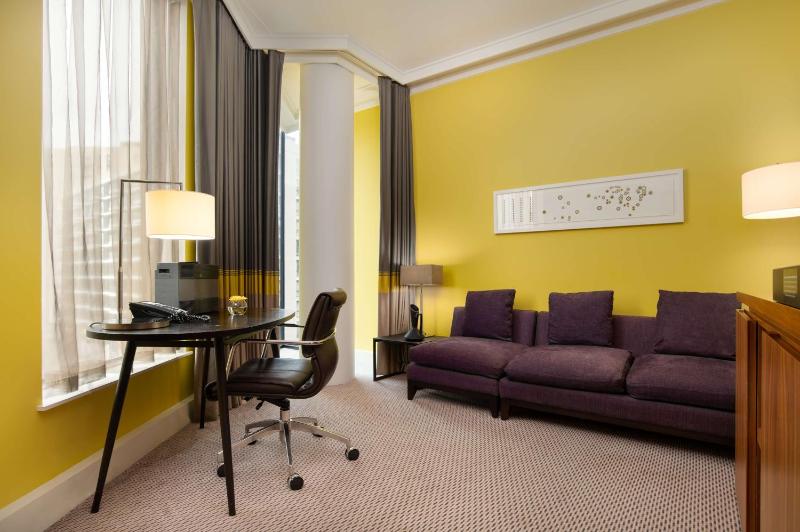 Corner King Suite image 3