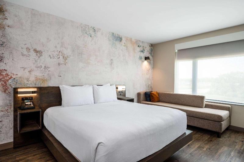 1 King Bed, Mobility/Hearing Accessible Suite, Bathtub w/ Grab Bars, Non-Smoking image 1
