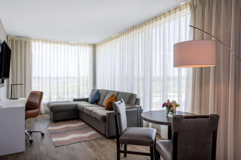 One-Bedroom Deluxe King Suite - Non-Smoking image 4