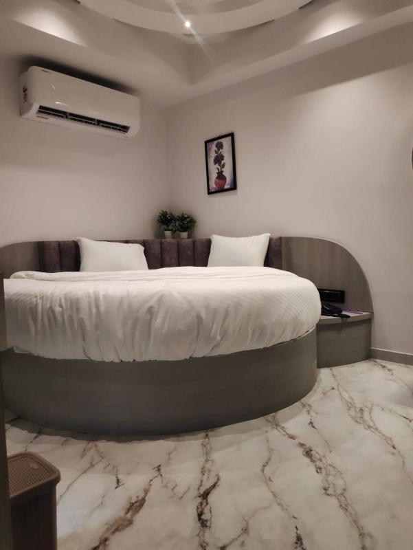 HOTEL LAVISH - image 4