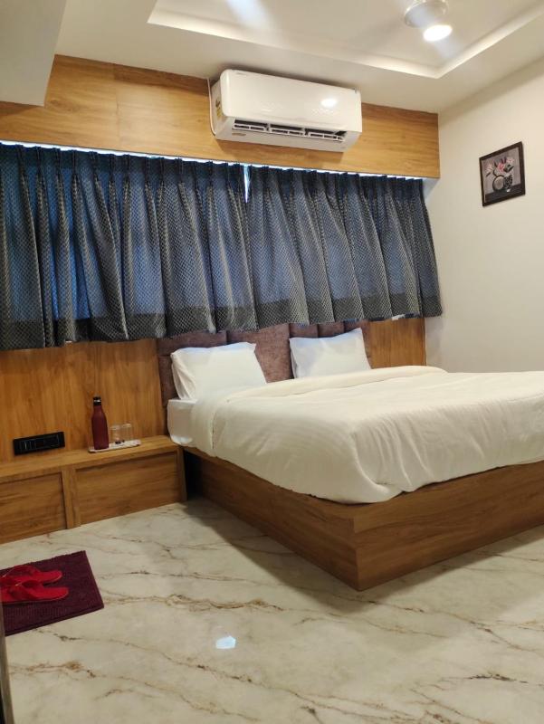 HOTEL LAVISH - image 7