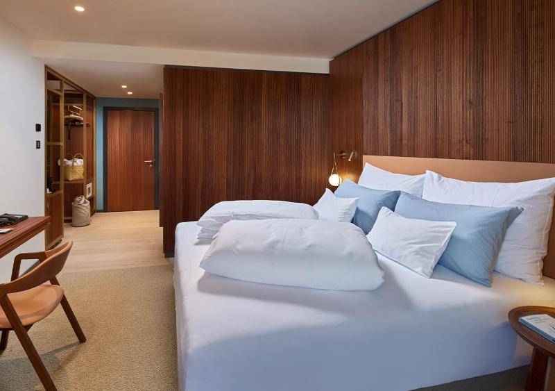 Deluxe Double Room with Balcony and Lake View image 3