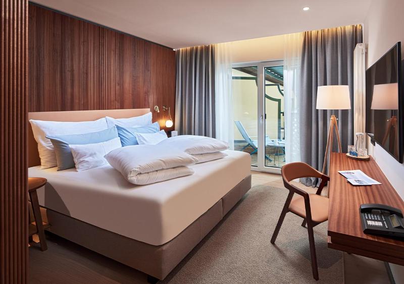 Deluxe Double Room with Balcony and Lake View image 4