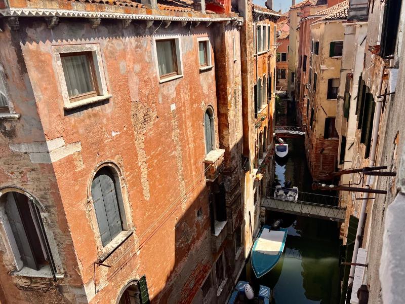 Double or Twin Room with Canal View image 2
