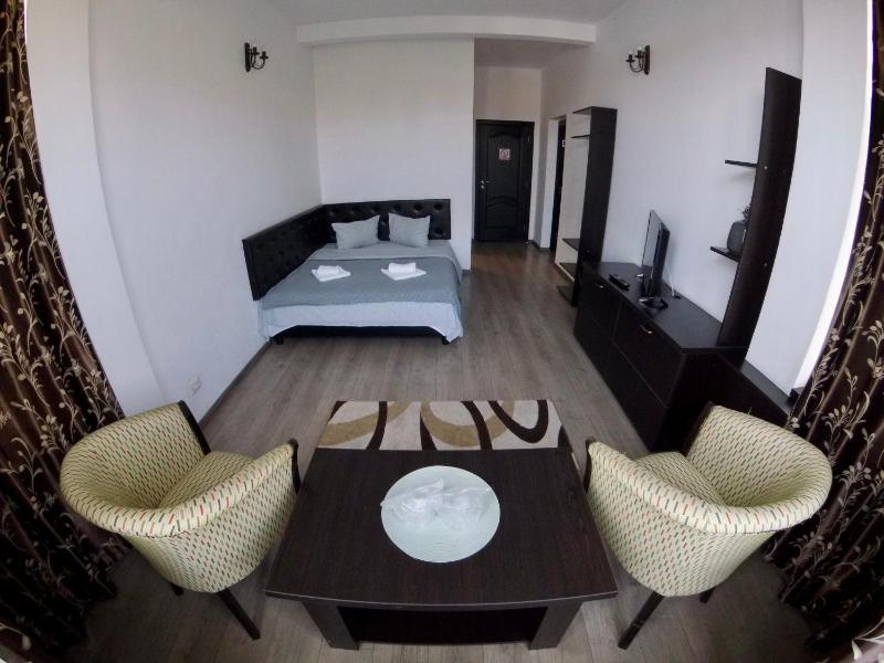 One-Bedroom Suite with Balcony image 2