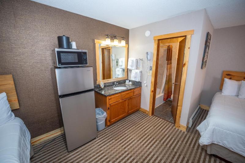 3 Queen Room - Non-Pet Friendly image 4