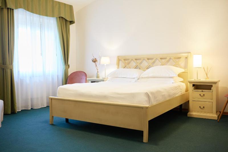 Deluxe Double Room with Sea View image 1