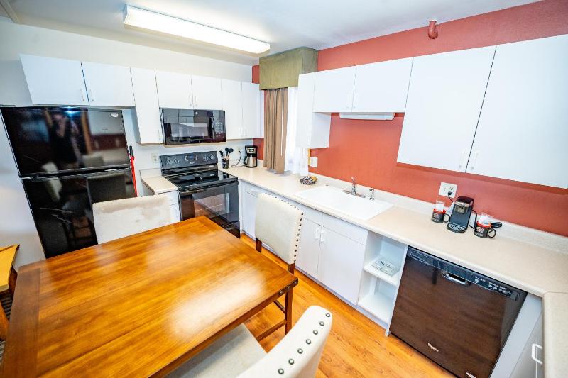 Queen Room with Two Queen Beds - with Kitchen - Non-Pet Friendly image 4