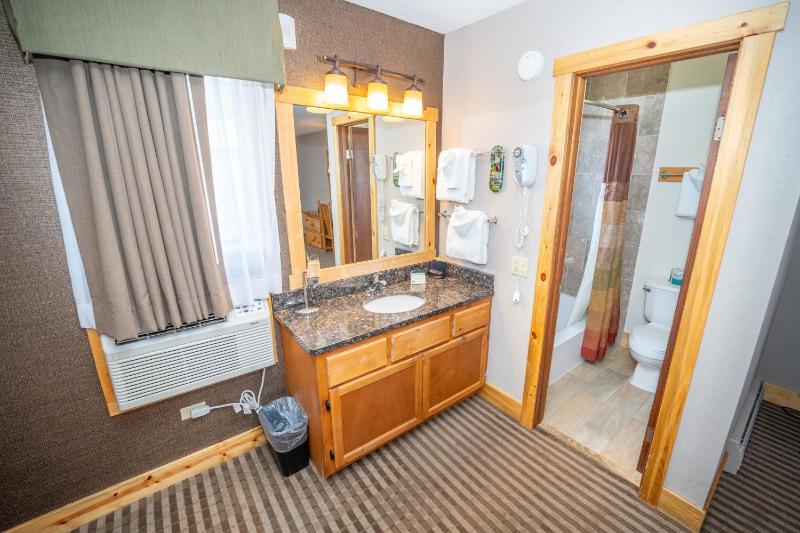 Queen Room with Two Queen Beds - Non-Pet Friendly image 4