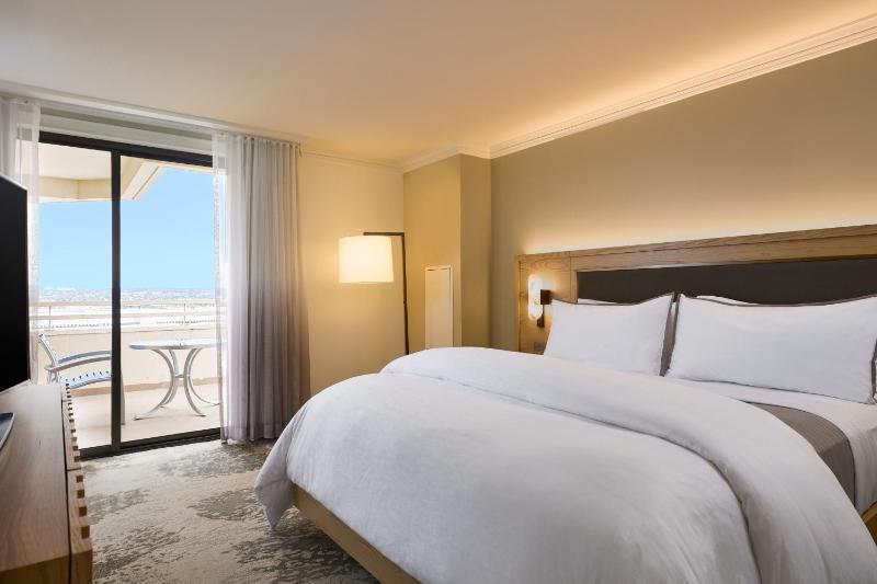 Deluxe Corner Suite, Larger Suite, 1 King, Corner room image 4