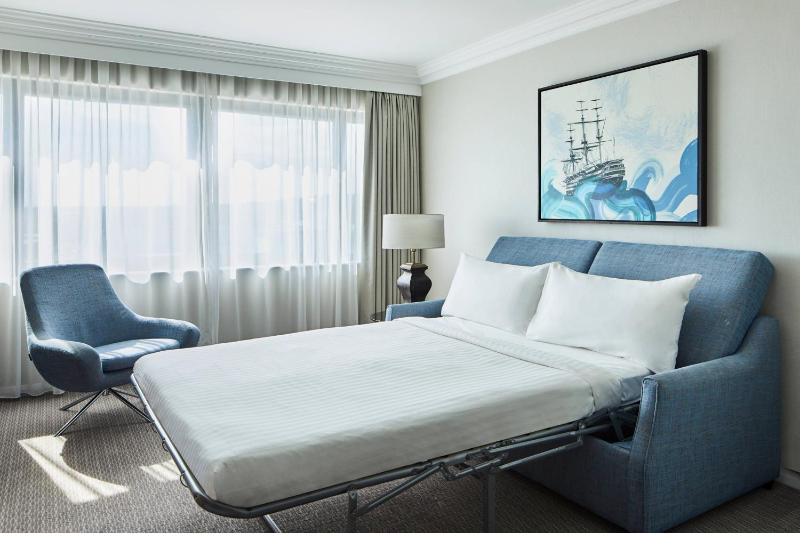 One-Bedroom King Suite with Sofa Bed image 3