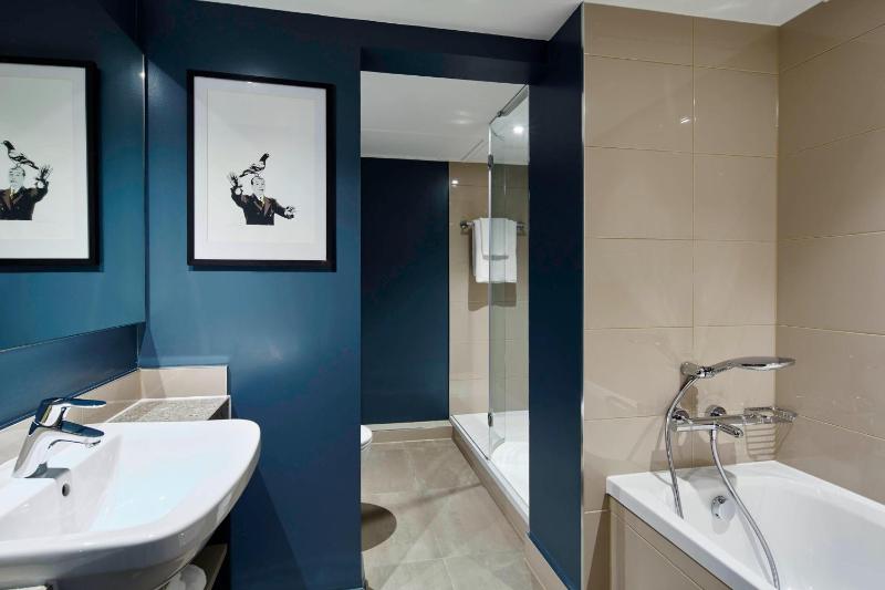 One-Bedroom King Suite with Sofa Bed image 2