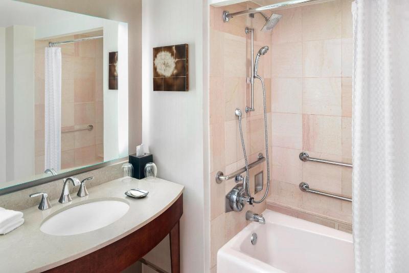 Guest Room, 1 King image 3