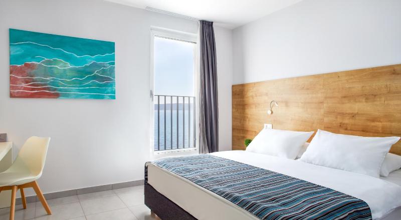 Superior Double Room with Sea View image 4