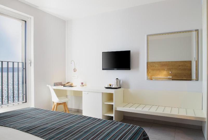 Superior Double Room with Sea View image 3