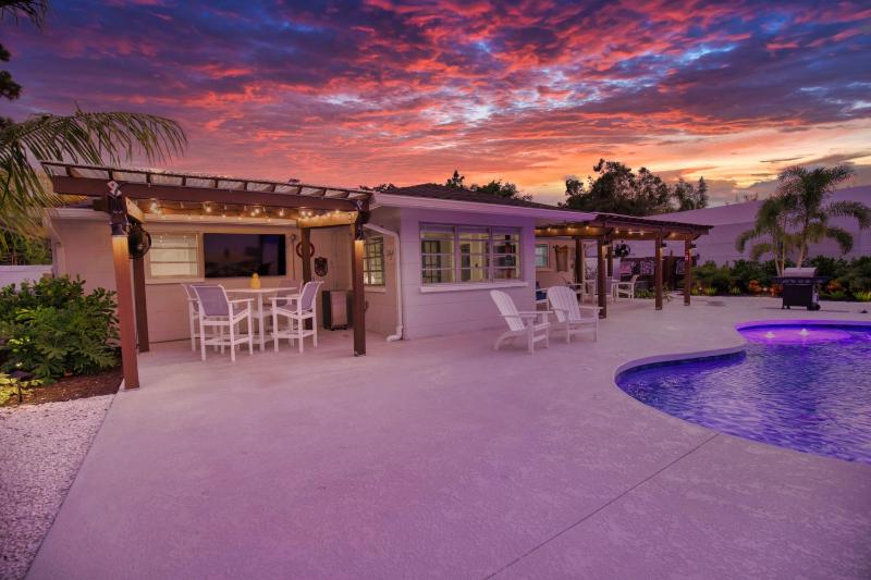 Tropical Oasis Heated Pool Hot Tub Near Siesta Key - image 16