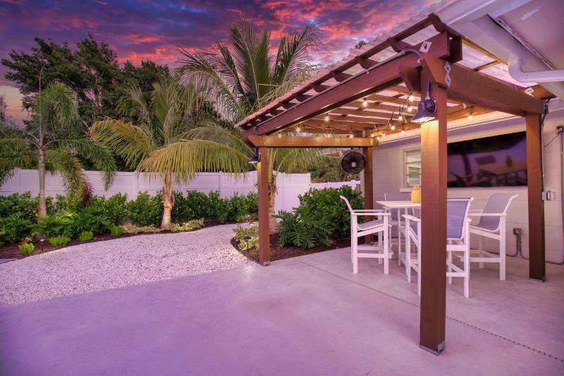 Tropical Oasis Heated Pool Hot Tub Near Siesta Key - image 30