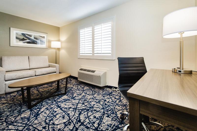 Queen Suite with Two Queen Beds and Sofa - Disability Access/Non Smoking image 4