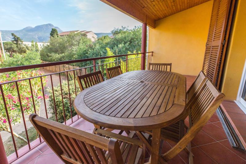 One-Bedroom Apartment (4-6 Adults) image 2