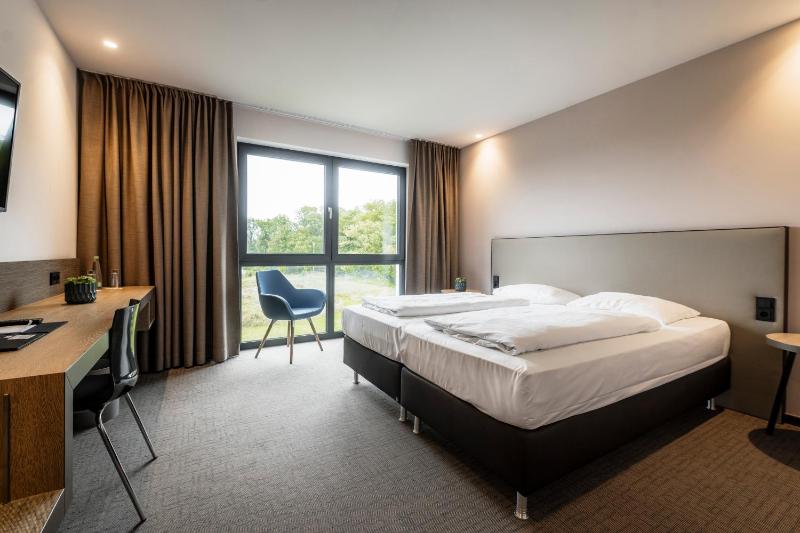 Standard Double Room image 4