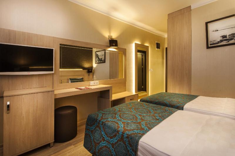 Standard Triple Room image 2