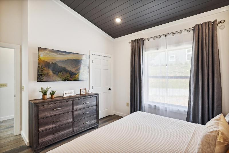 Sunset Chalet cabin - image 8