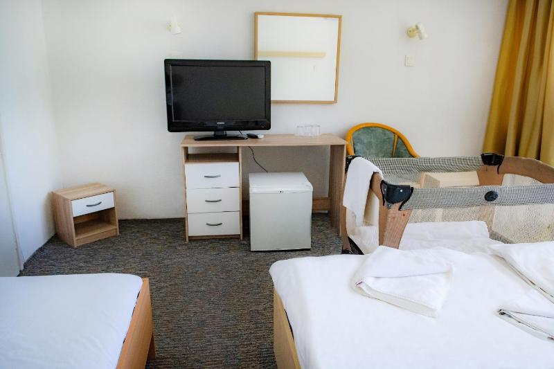 Triple Room with Balcony image 4