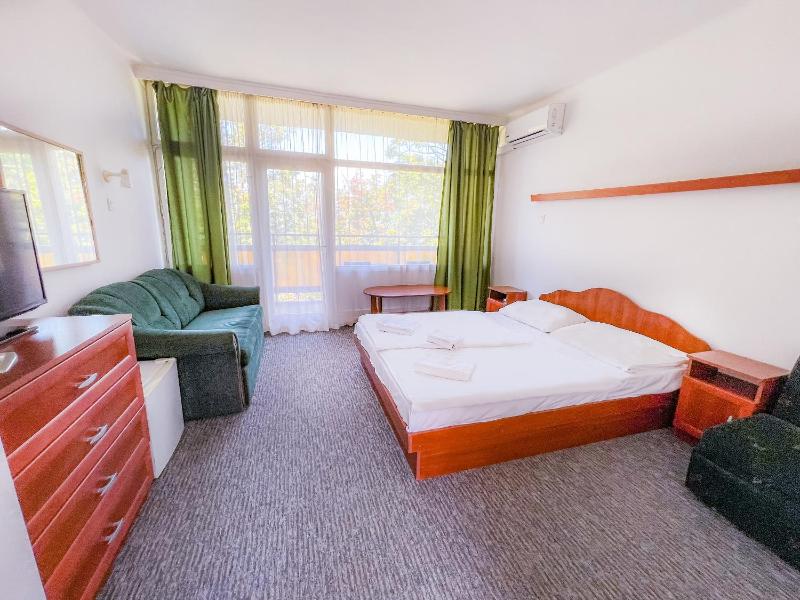 Double Room with Balcony image 2