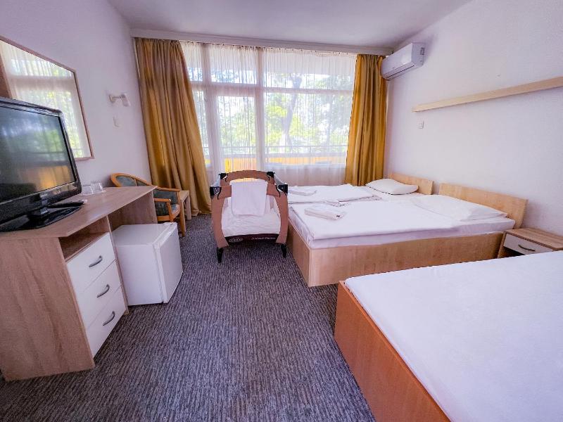 Triple Room with Balcony image 3