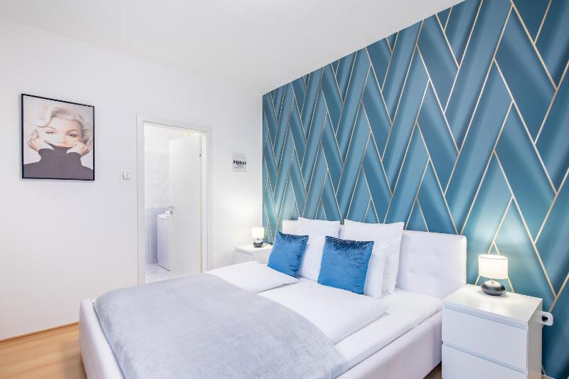 Two bedrooms apartment with free garage in the downtown - image 1