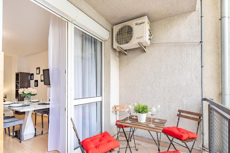 Two bedrooms apartment with free garage in the downtown - image 8