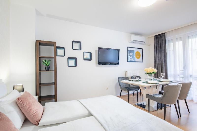 Two bedrooms apartment with free garage in the downtown - image 4