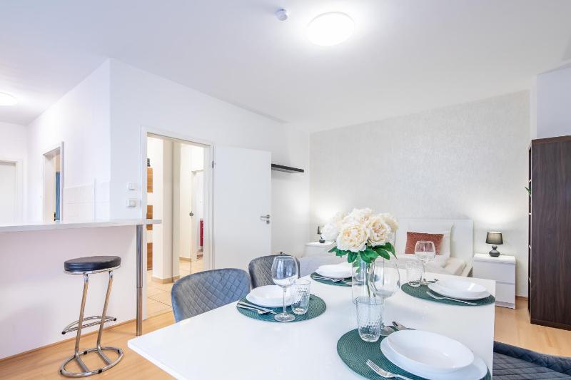 Two bedrooms apartment with free garage in the downtown - image 6