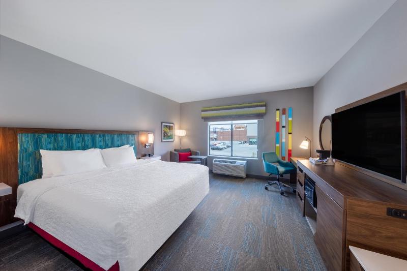 King Room with Microwave and Fridge image 3
