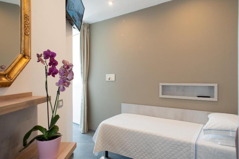 Single Room with Sea View image 2