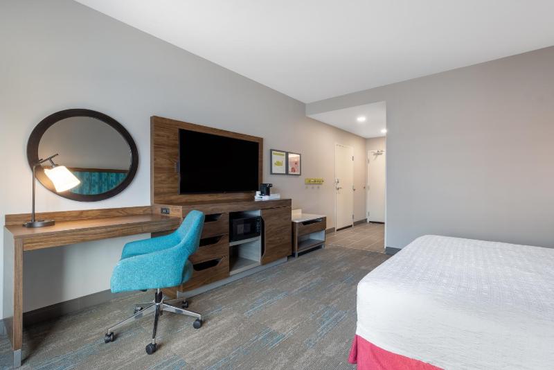 King Room with Microwave and Fridge image 2