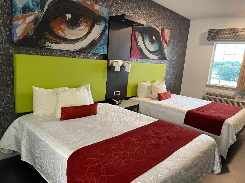 Queen Room with Two Queen Beds image 2