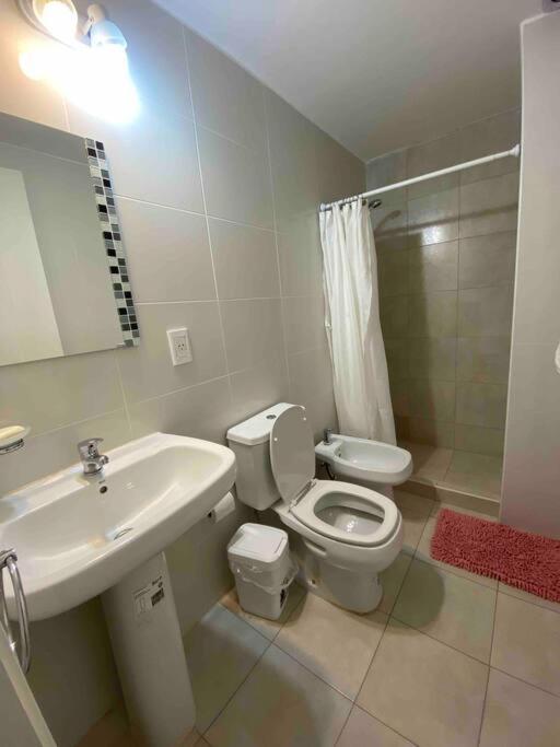 Moderno y nuevo apartamento con cochera en el centro - image 9