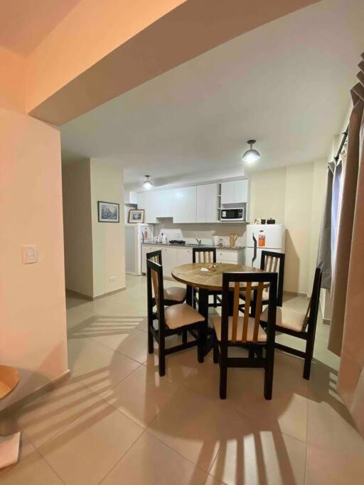 Moderno y nuevo apartamento con cochera en el centro - image 7
