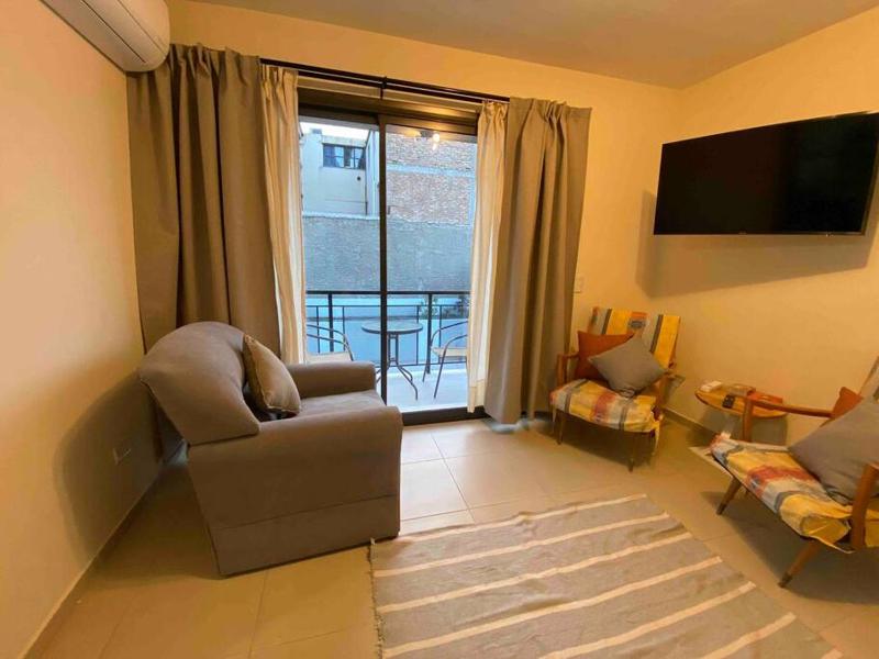 Moderno y nuevo apartamento con cochera en el centro - image 3