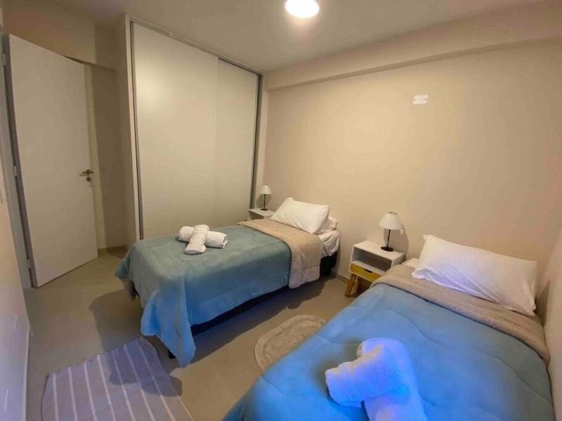 Moderno y nuevo apartamento con cochera en el centro - image 5