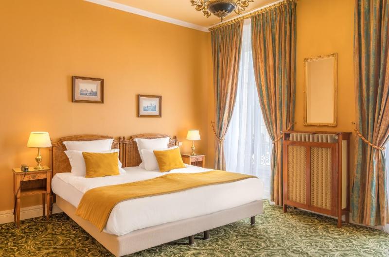 Deluxe Twin Room image 1