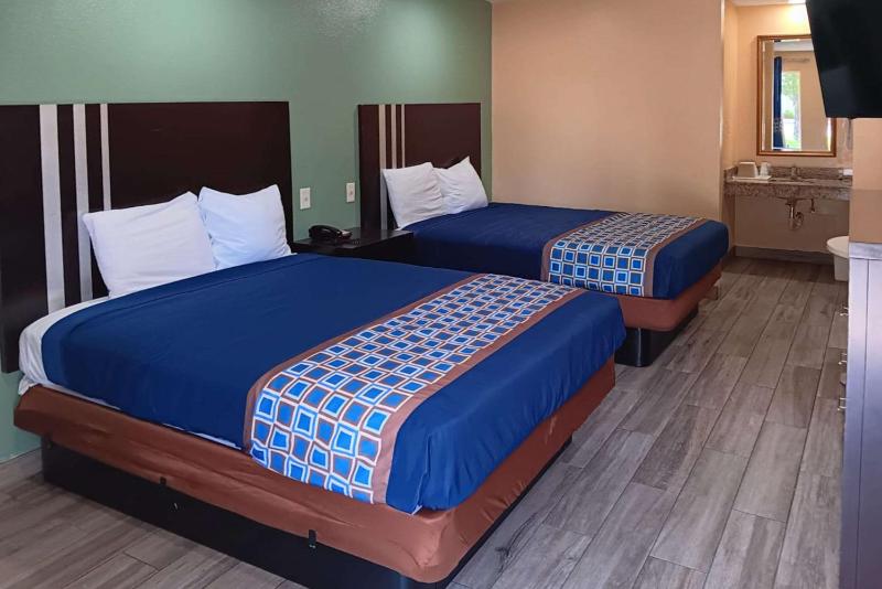 Standard Queen Room with Two Queen Beds - Non-Smoking image 4