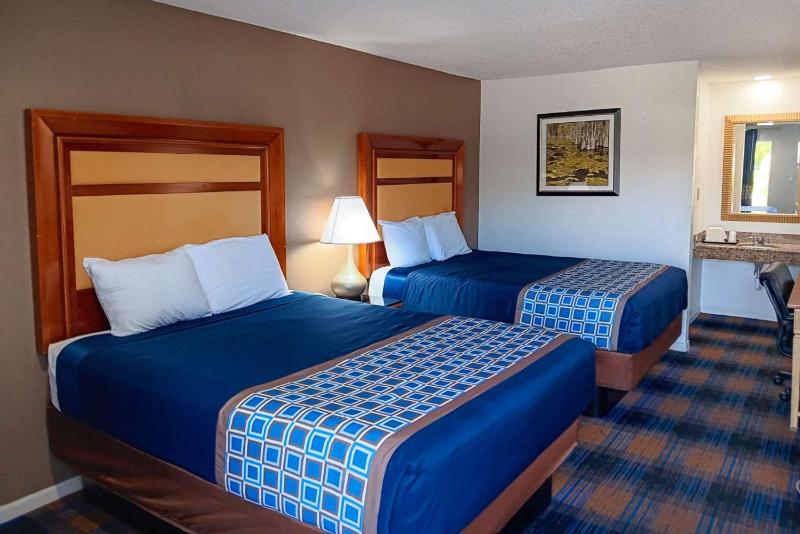 Standard Queen Room with Two Queen Beds - Non-Smoking image 2