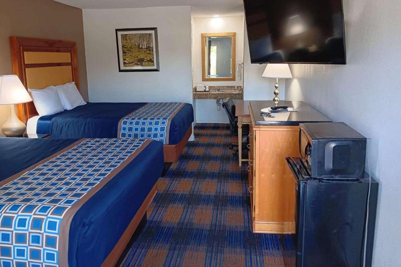 Standard Queen Room with Two Queen Beds - Non-Smoking image 3