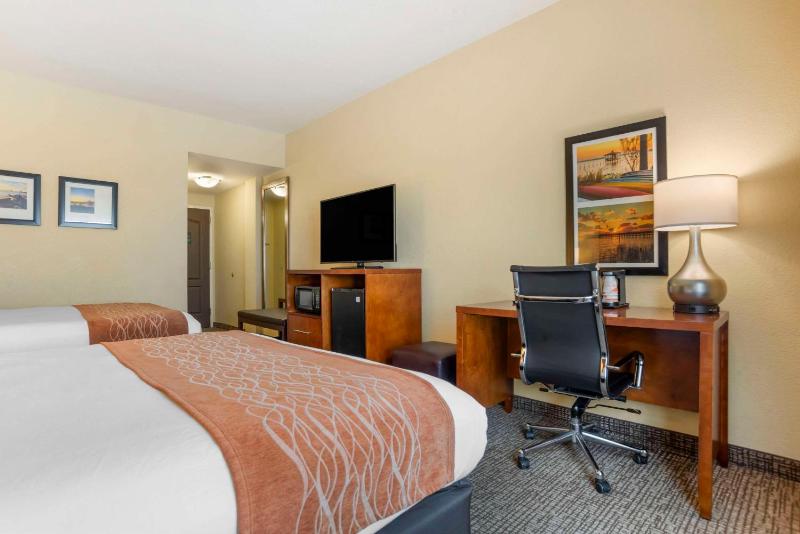 Queen Room with Two Queen Beds image 4