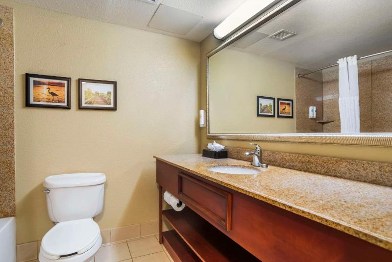 Queen Room with Two Queen Beds image 4